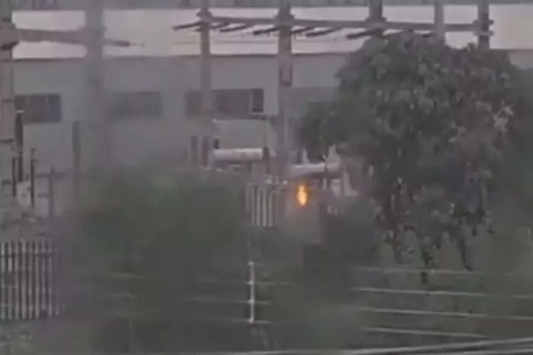 A Trensurb avalia as causas do incêndio que atingiu uma subestação de energia em Canoas na última quinta-feira (23). De acordo com a empresa, o local era fundamental para a retomada da operação dos trens, de forma parcial, nos próximos dias.