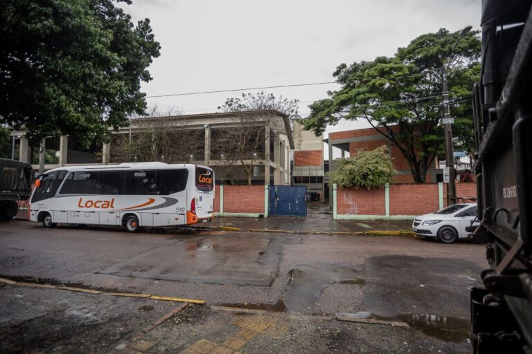 Com as chuvas do final de semana, a Prefeitura alerta os moradores de regiões frequentemente alagadas, a procurarem locais seguros. Dentro do plano de contingência, divulgado na quinta-feira (13), foram organizados oito pontos de referência para os canoenses. 