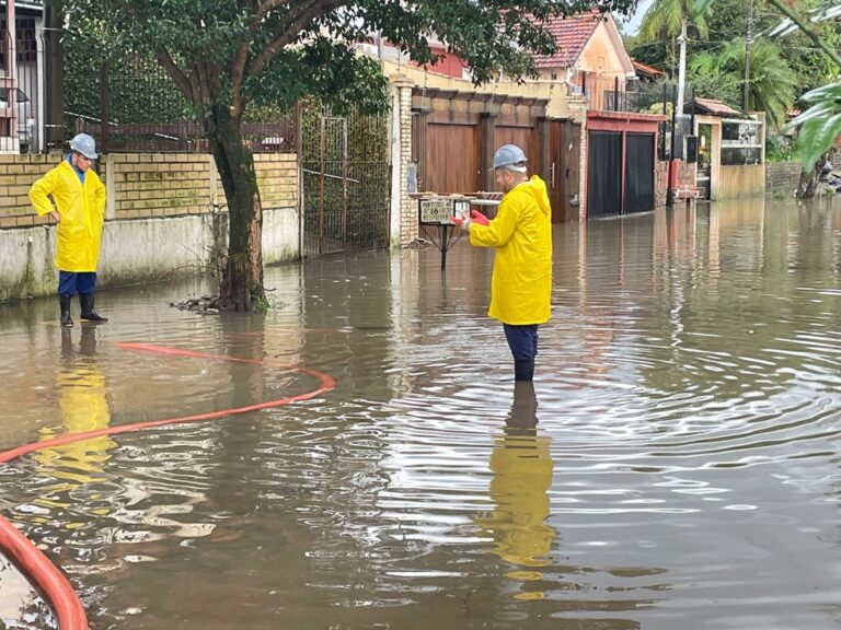Prefeitura de Canoas faz ação para desobstruir bocas de lobo em rua com acúmulo de água