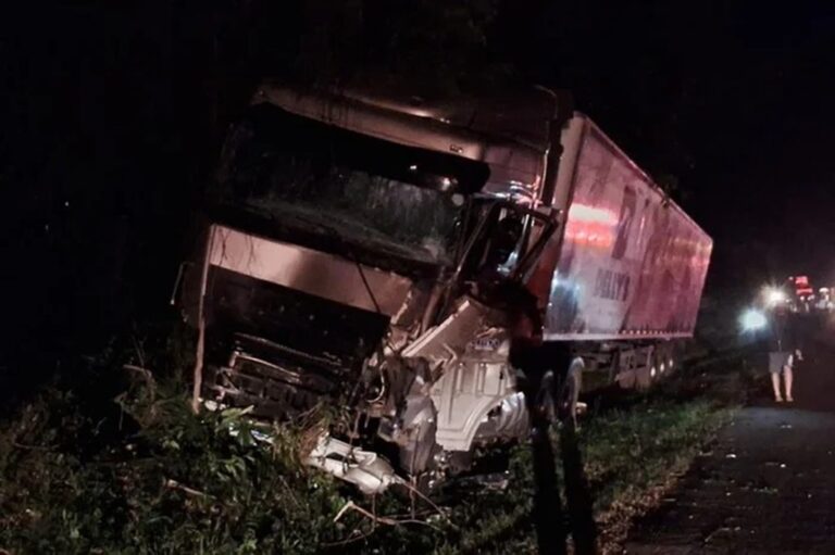 A colisão envolveu também uma carreta DAF/XF FTS 480 e uma camioneta Volvo/XC 40. O motorista da carreta ficou gravemente ferido.