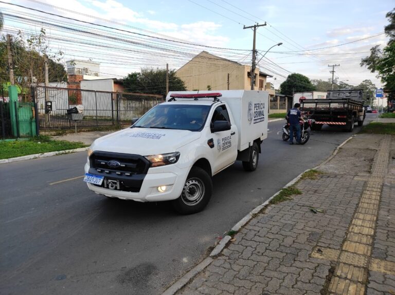 Motociclista morre em acidente com caminhão em Canoas. Um motociclista morreu em um acidente de trânsito na rua Gildo de Freitas, no bairro Olaria, em Canoas. A ocorrência aconteceu na manhã desta segunda-feira (10).