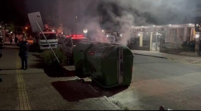 Na manhã da última quinta-feira (13), três adolescentes, de 16, 13 e 11 anos, atearam fogo em dois contêineres de lixo na Rua Domingos Martins, no Centro. A Guarda Municipal abordou os jovens por volta das 6h e acionou os pais e responsáveis.