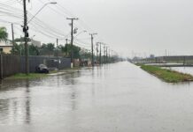 A rua Berto Círio, localizada no bairro São Luís, em Canoas, está enfrentando alagamentos devido à forte chuva que atinge a cidade nos últimos dias.
