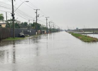 A rua Berto Círio, localizada no bairro São Luís, em Canoas, está enfrentando alagamentos devido à forte chuva que atinge a cidade nos últimos dias.