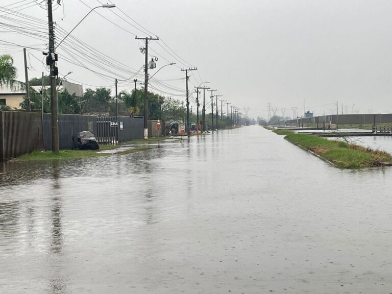 A rua Berto Círio, localizada no bairro São Luís, em Canoas, está enfrentando alagamentos devido à forte chuva que atinge a cidade nos últimos dias.