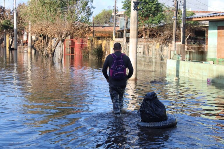 O Centro Nacional de Monitoramento e Alertas de Desastres Naturais (Cemaden) emitiu alertas para o Rio Grande do Sul, focando especialmente em Porto Alegre e Região Metropolitana. Segundo o órgão, um período de risco hidrológico e deslizamentos está previsto para iniciar no próximo sábado (22),e se estender até a próxima segunda-feira (24).