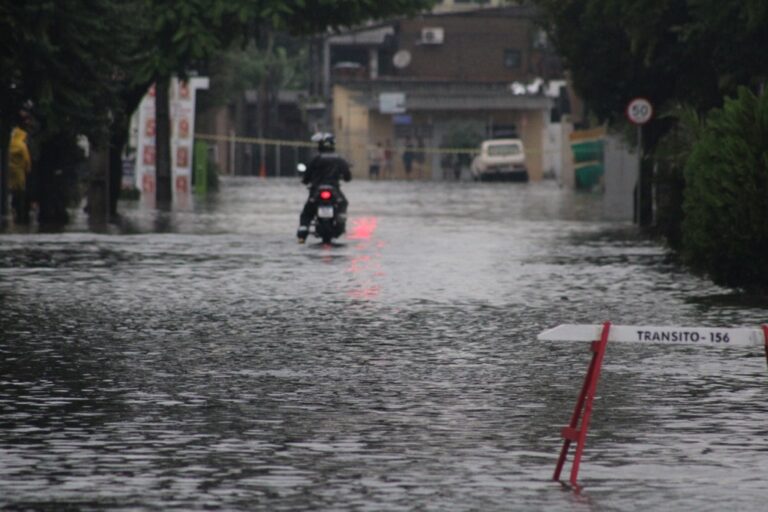A MetSul Meteorologia alerta para o risco de enchentes devido à intensificação da chuva neste domingo (16), no Rio Grande do Sul. A chuva será especialmente intensa do Centro para o Norte do estado, com volumes de precipitação possivelmente excessivos em algumas localidades.