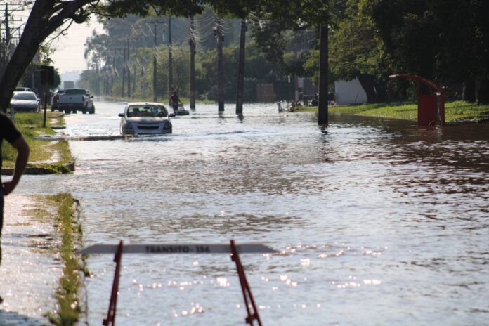 A prefeitura de Canoas informou na última terça-feira (17), que o alerta de evacuação continua em vigor para o lado Oeste da cidade e partes do bairro Niterói, com histórico de alagamentos.