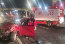 Acidente deixa a BR-116 bloqueada em Canoas. O outro veículo que se envolveu no acidente, fugiu sem prestar socorro.