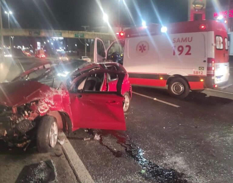 Acidente deixa a BR-116 bloqueada em Canoas. O outro veículo que se envolveu no acidente, fugiu sem prestar socorro.