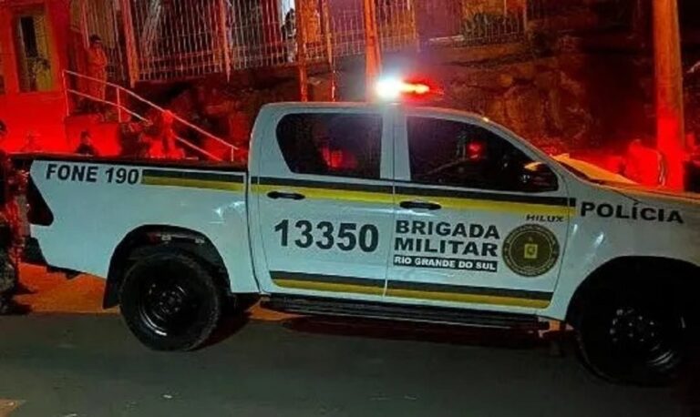 Adolescente de 17 anos é morto a tiros. Populares informaram que o autor dos disparos estava conduzindo um Volkswagen Parati cinza.