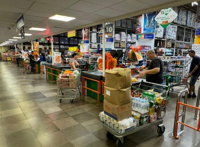 A filial do Atacadão em Canoas reabriu na última segunda-feira (10). A unidade ficou 38 dias fechada por causa da enchente.