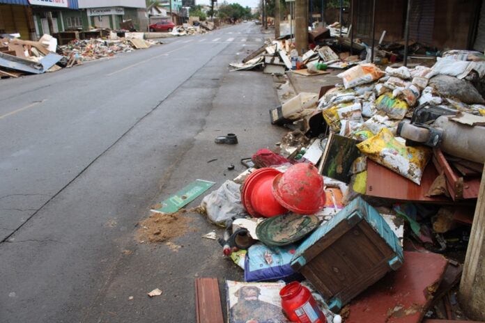 Após a baixa das águas da enchente, as ruas do bairro Rio Branco, em Canoas, revelaram um cenário de lixo e sujeira. A equipe da Agência GBC percorreu as vias nesta segunda-feira (3) e verificou a situação.