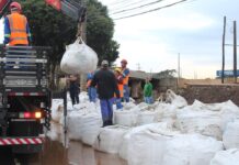 Essas estruturas, feitas de solo concreto, têm um papel fundamental na contenção e prevenção de possíveis extravasamentos que poderiam afetar a região