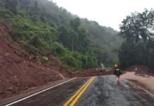 A BR-116 está totalmente bloqueada no Km 167, na região de Vila Cristina, em Caxias do Sul. O bloqueio, ocorrido no começo da tarde deste domingo (16), se deve a um deslizamento de terra sobre a pista.