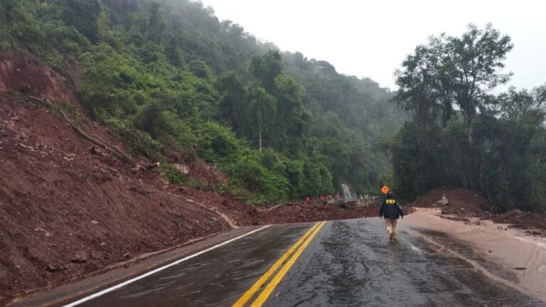 A BR-116 está totalmente bloqueada no Km 167, na região de Vila Cristina, em Caxias do Sul. O bloqueio, ocorrido no começo da tarde deste domingo (16), se deve a um deslizamento de terra sobre a pista.