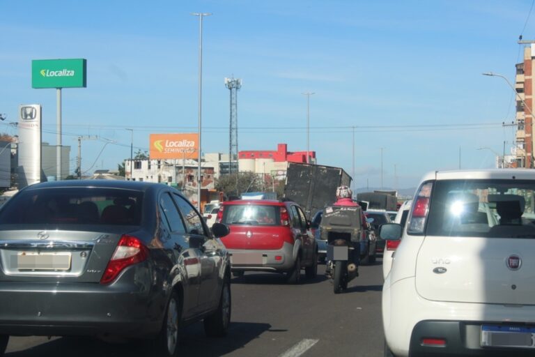 Quem transita pela BR-116 na manhã desta terça-feira (4), em Canoas, precisa ter atenção e muita paciência. Um grande congestionamento está sendo reportado sentido Interior x Capital.