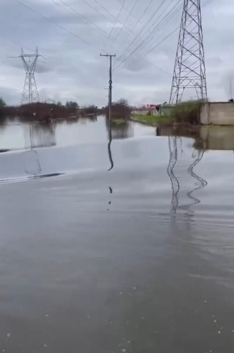 Um trecho da rua Berto Círio, localizada no bairro São Luís, em Canoas, continua com acúmulo de água, desde a última sexta-feira (21).