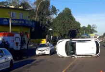 Um carro capotou após um acidente de trânsido na avenida Santos Ferreira, no bairro Marechal Rondom, em Canoas, na manhã desta quinta-feira (27).