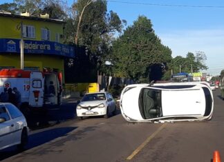 Um carro capotou após um acidente de trânsido na avenida Santos Ferreira, no bairro Marechal Rondom, em Canoas, na manhã desta quinta-feira (27).