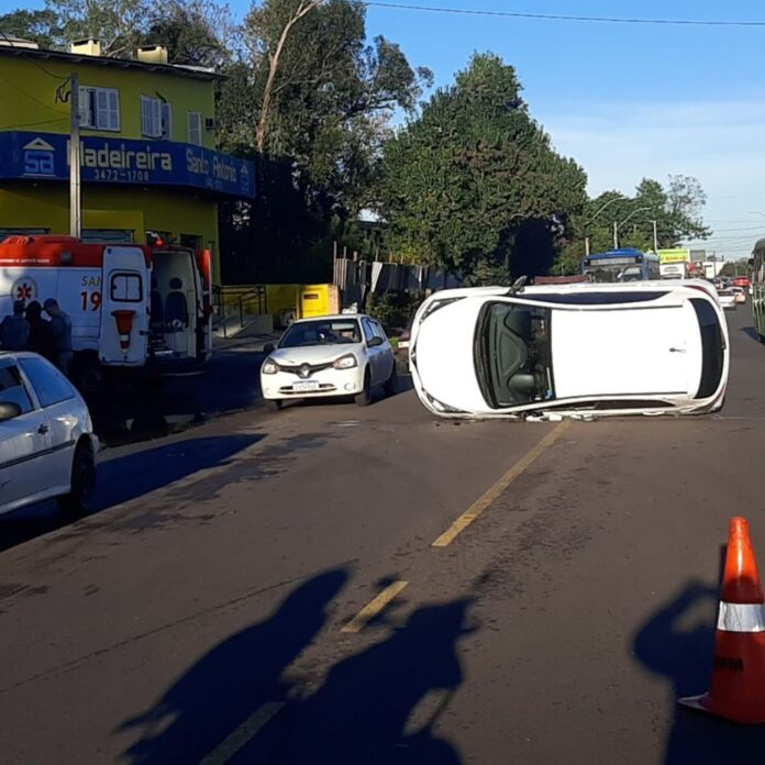 Um carro capotou após um acidente de trânsido na avenida Santos Ferreira, no bairro Marechal Rondom, em Canoas, na manhã desta quinta-feira (27).