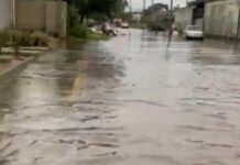 Após a chuva intensa desta quarta-feira (19), a rua Epitácio Pessoa, localizada no bairro Niterói, apresenta acúmulo de água, conforme relatos de moradores e motoristas. Apesar das condições, veículos mais altos conseguem transitar pelo trecho que conecta ao viaduto entre Niterói e Rio Branco.