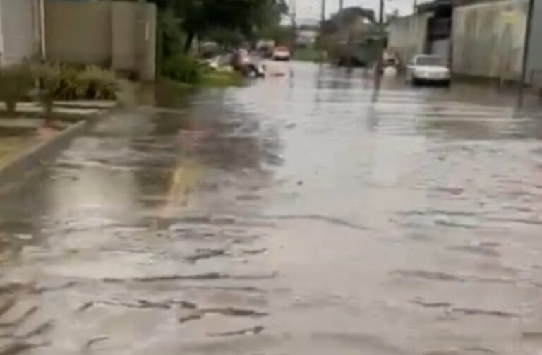 Após a chuva intensa desta quarta-feira (19), a rua Epitácio Pessoa, localizada no bairro Niterói, apresenta acúmulo de água, conforme relatos de moradores e motoristas. Apesar das condições, veículos mais altos conseguem transitar pelo trecho que conecta ao viaduto entre Niterói e Rio Branco.