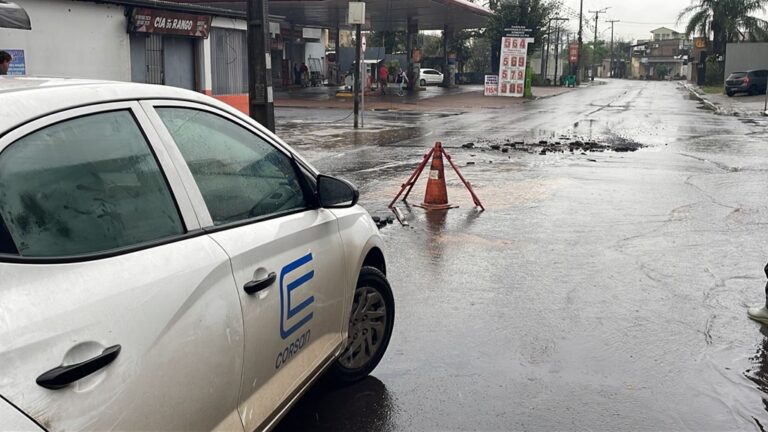 Asfalto cede em Canoas e carro cai em cratera