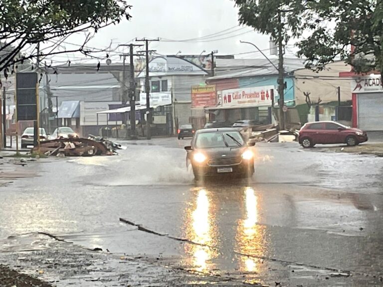 Água começa a invadir a Avenida Rio Grande do Sul em Canoas
