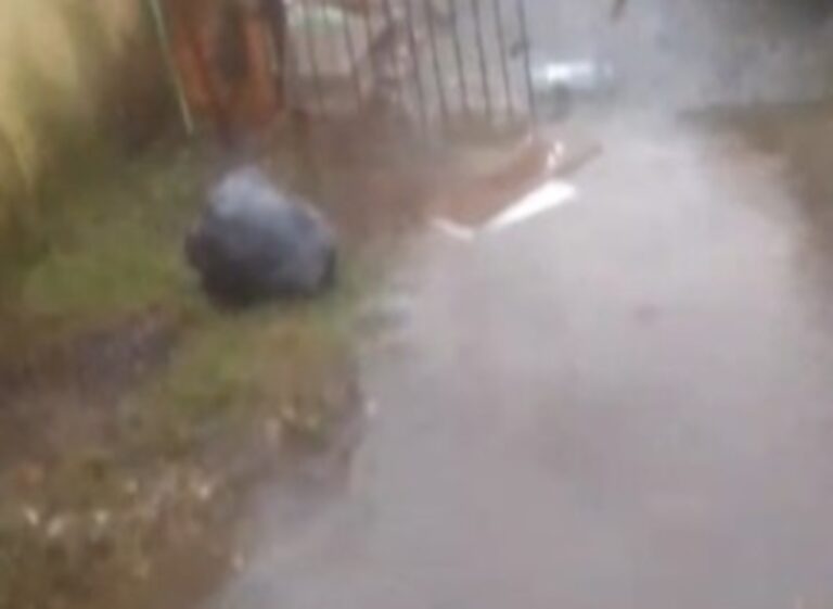 Água acumulada chega a casas no bairro Mathias Velho em Canoas