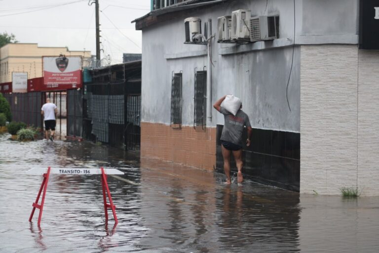 Na última segunda-feira (18), o prefeito de Canoas, Jairo Jorge, divulgou um vídeo nas suas redes sociais. Nele, alertou a população sobre as próximas chuvas previstas até a próxima quarta-feira (19).