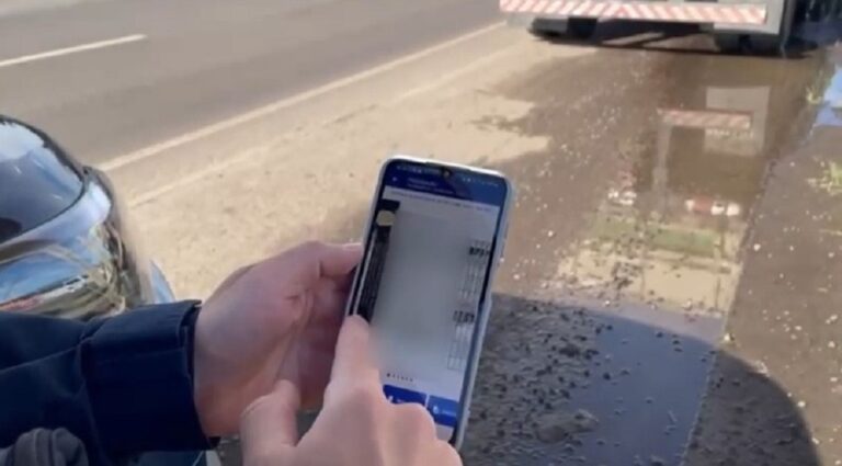 Um homem foi preso por estar dirigindo uma carreta com carteira de habilitação falsificada, na BR-116 em São Leopoldo, na manhã desta quinta-feira (27). 