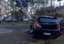 Carro bate em poste e deixa moradores sem luz em Canoas. Ainda não há previsão de quando a energia elétrica será reestabelecida.