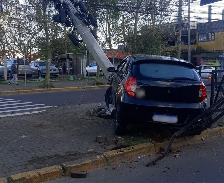 Carro bate em poste e deixa moradores sem luz em Canoas. Ainda não há previsão de quando a energia elétrica será reestabelecida.