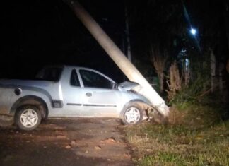 Carro bate em poste e deixa moradores sem luz em Canoas. O problema ocorreu após um carro colidir e derrubar um poste.