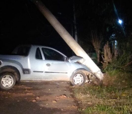 Carro bate em poste e deixa moradores sem luz em Canoas. O problema ocorreu após um carro colidir e derrubar um poste.