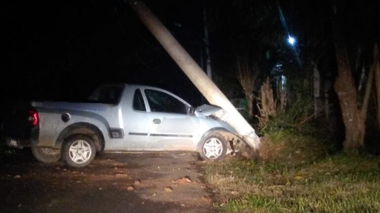 Carro bate em poste e deixa moradores sem luz em Canoas. O problema ocorreu após um carro colidir e derrubar um poste.