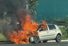 Carro é destruído por incêndio em Canoas. Conforme informações da ocorrência, o carro atingido pelas chamas foi um Renault Clio.