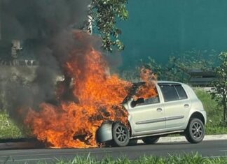Carro é destruído por incêndio em Canoas. Conforme informações da ocorrência, o carro atingido pelas chamas foi um Renault Clio.