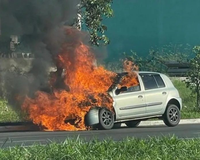 Carro é destruído por incêndio em Canoas. Conforme informações da ocorrência, o carro atingido pelas chamas foi um Renault Clio.