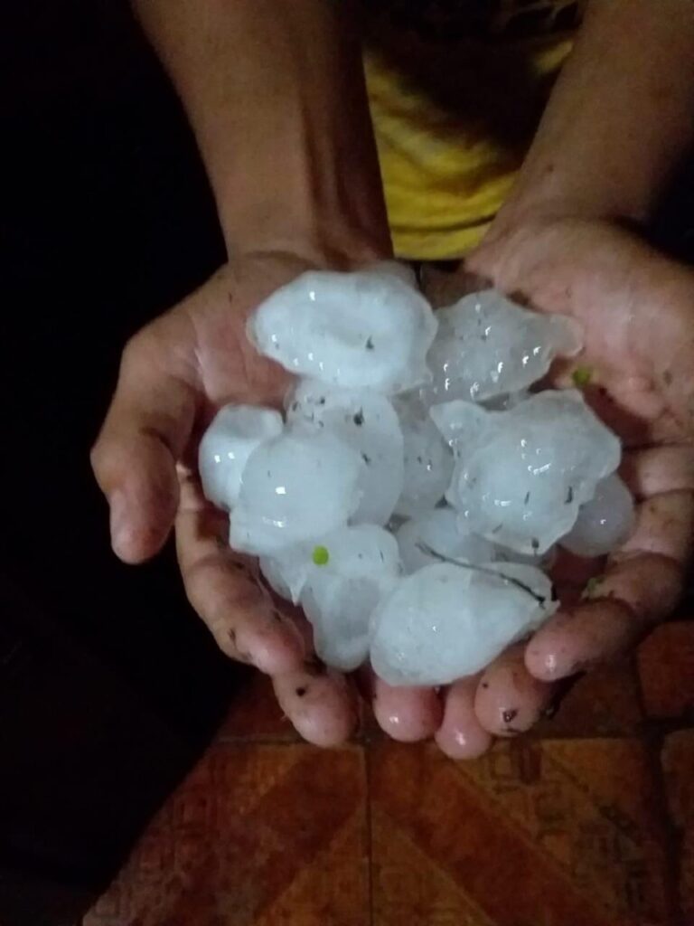 Cidades gaúchas registram forte de chuva de granizo. Mais cedo, a Defesa Civil emitiu alerta de temporal com ventos fortes.
