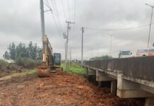 A equipe da prefeitura de Canoas está executando nesta quinta-feira (20), o serviço de colocação de argila para conter uma infiltração no dique do bairro Rio Branco. Este problema surgiu após a elevação dos rios que deságuam no Delta do Jacuí.