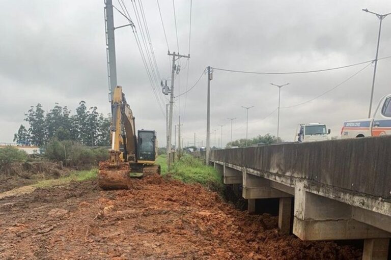A equipe da prefeitura de Canoas está executando nesta quinta-feira (20), o serviço de colocação de argila para conter uma infiltração no dique do bairro Rio Branco. Este problema surgiu após a elevação dos rios que deságuam no Delta do Jacuí.