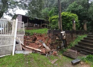 Um deslizamento de terra foi registrado nesta sexta-feira (21) em Nova Santa Rita. O incidente ocorrem em duas ruas do bairro Berto Círio.