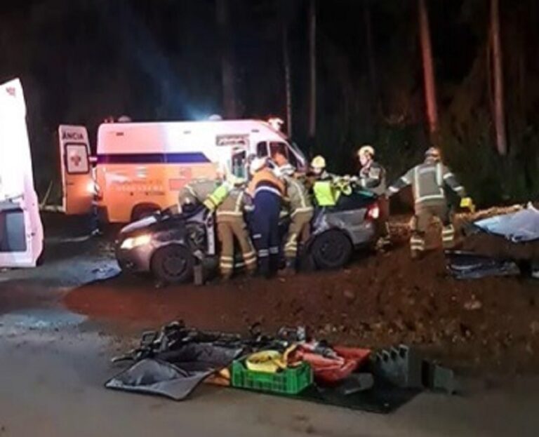 Duas pessoas ficam feridas após colisão entre dois carros. Os tripulantes dos dois veículos foram atendidos pelo SAMU.