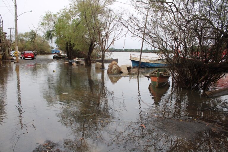 Alguns pontos da Praia do Paquetá em Canoas já estão submersos devido à cheia do Rio dos Sinos. A equipe da Agência GBC visitou o local na tarde desta segunda-feira (17) e entrevistou moradores