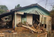 Enchente em Canoas: Casa de madeira fica destruída com a força da água. Ainda sobre os estragos da recente enchente que atingiu também o bairro Mathias Velho, em Canoas, uma casa de madeira na rua Florianópolis cedeu à força das águas, resultando em uma completa destruição.