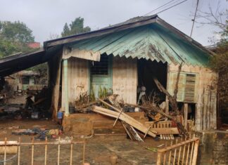 Enchente em Canoas: Casa de madeira fica destruída com a força da água. Ainda sobre os estragos da recente enchente que atingiu também o bairro Mathias Velho, em Canoas, uma casa de madeira na rua Florianópolis cedeu à força das águas, resultando em uma completa destruição.