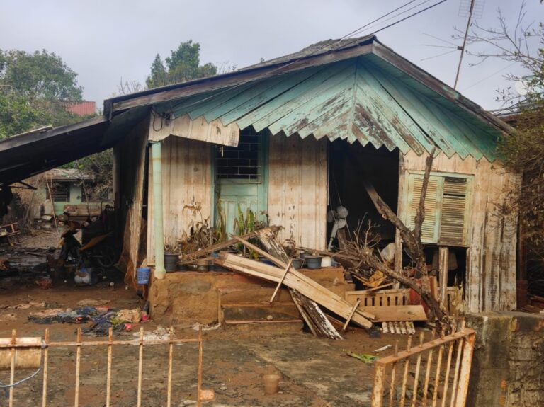 Enchente em Canoas: Casa de madeira fica destruída com a força da água. Ainda sobre os estragos da recente enchente que atingiu também o bairro Mathias Velho, em Canoas, uma casa de madeira na rua Florianópolis cedeu à força das águas, resultando em uma completa destruição.