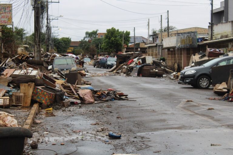 Enchente em Canoas: Ruas do Mathias Velho estão tomadas de lixo